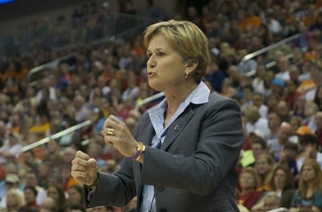 Pat Summitt hands the whistle to Holly Warlick