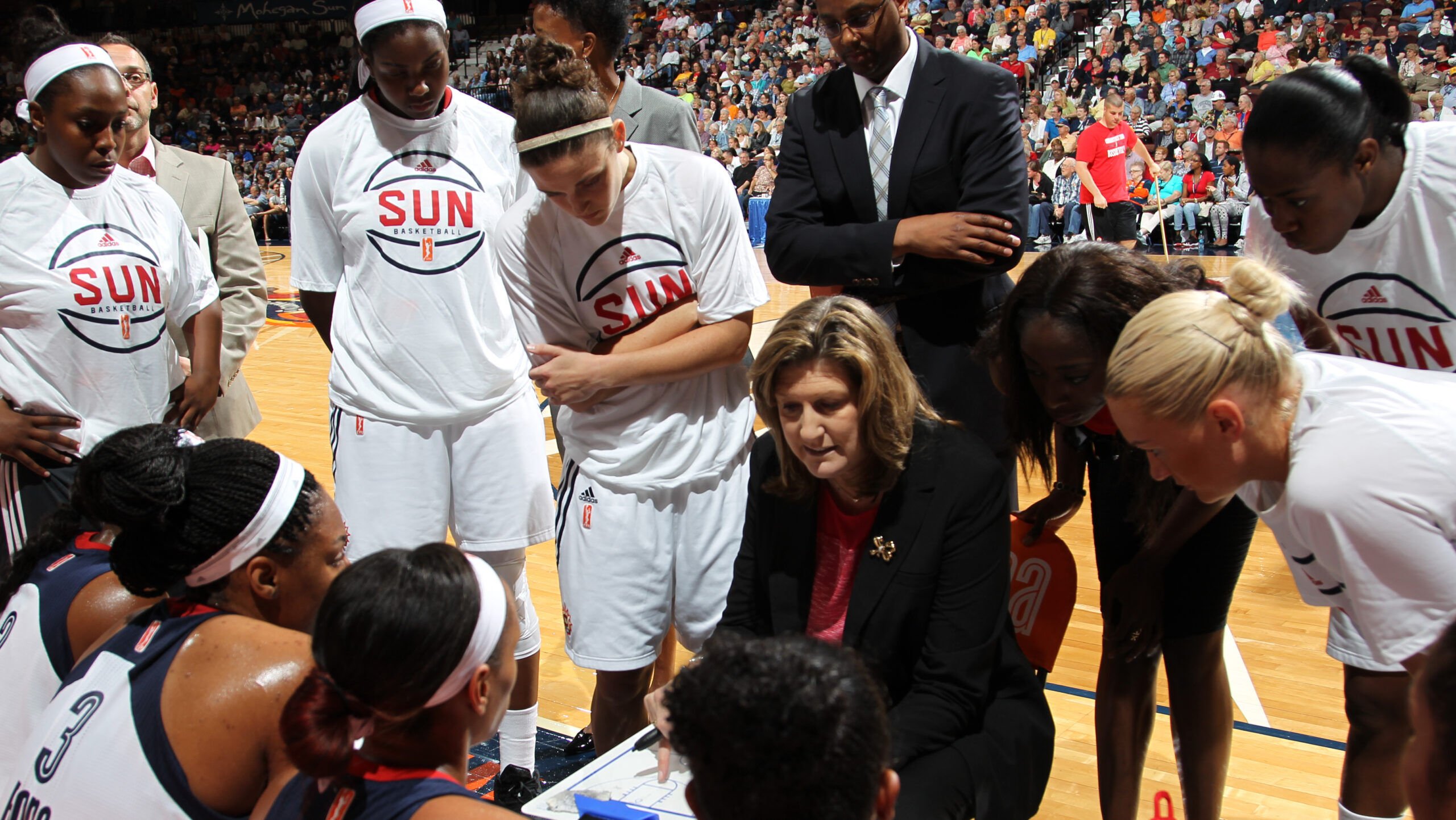 Anne Donovan resigns as Connecticut Sun head coach