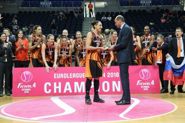 FIBA Europe President Turgay Demirel presents Diana Taurasi with the EuroLeague Women trophy. Photo: FIBA/Castoria