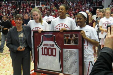 Tara VanDerveer joins the 1,000 career-win club after victory over USC