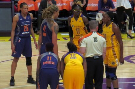 Ogwumike leads Los Angeles, Sparks stifle Taurasi, take game one in semifinals vs. Phoenix
