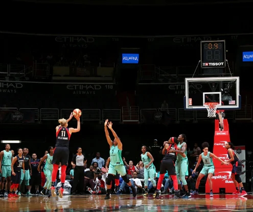 WASHINGTON (July 28, 2018) - Elena Delle Donne hits the winning shot vs. New York. Photo: NBAE/Getty Images.