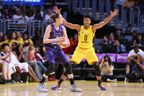 Alana Beard on defense vs. Diana Taurasi. Image: NBAE/Getty Images.