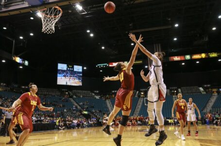 Aari McDonald reaches scoring milestone, Arizona trounces USC in Pac-12 tourney 76-48