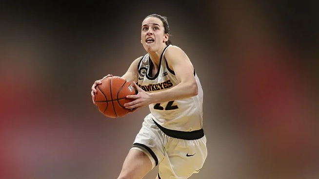 Iowa’s Caitlin Clark wins the 2021 Dawn Staley Award