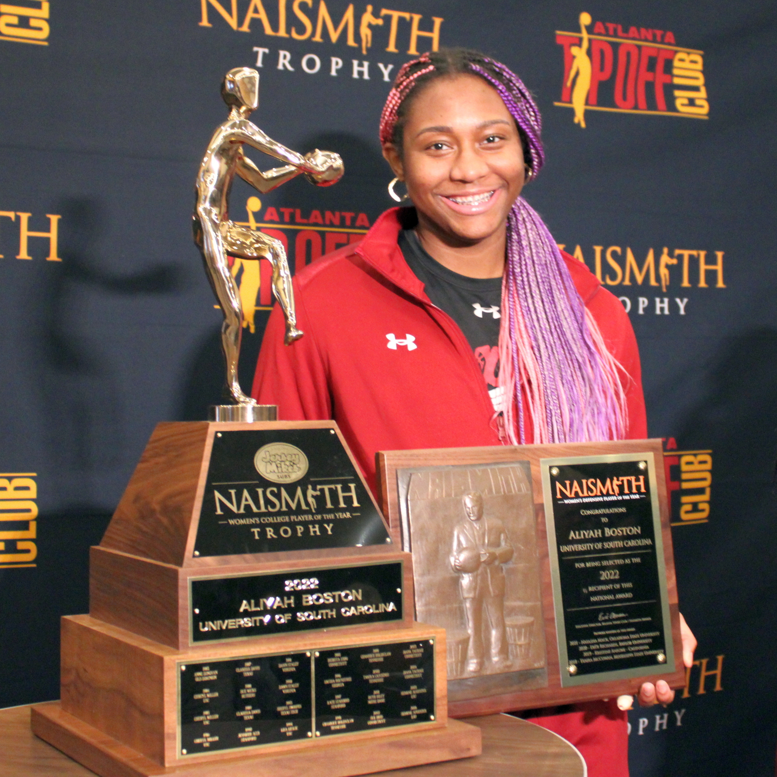 March 30, 2022 - Aliyah Boston and South Carolina coach Dawn Staley win the 2022 Naismith Awards. Photo. Hoopfeed.com.