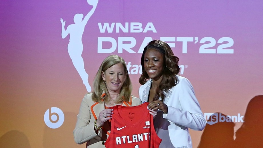April 12, 2022 (New York) - 2022 No. 1 WNBA Draft pick Rhyne Howard and WNBA Commissioner Cathy Engelbert. Photo: WNBA Enterprises, LLC.