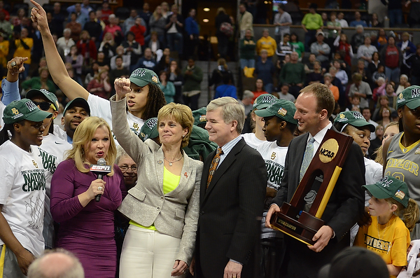 Baylor coach Kim Mulkey waves to Baylor fans. Photo Robert Franklin