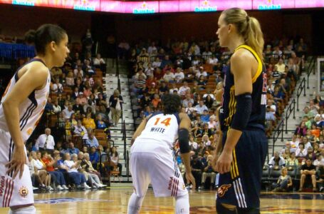 Tamika Catchings leads Fever, Indiana reaches WNBA finals, Katie Douglas injured in first quarter