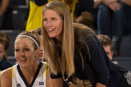 Dishin & Swishin 1/24/13 Podcast: Kim Barnes Arico trades in her red and white for maize and blue with immediate results