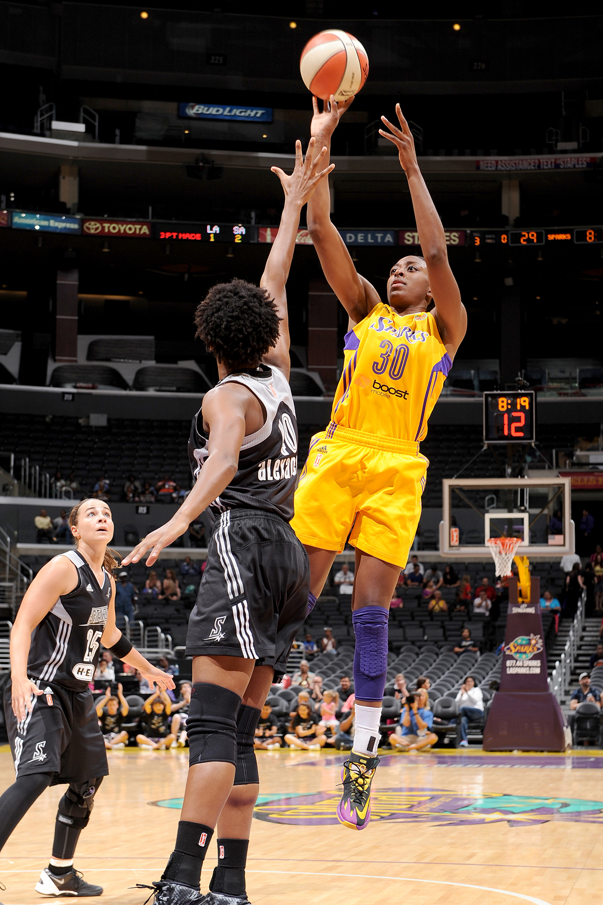 Nneka Ogwumike. Photo: Juan Ocampo/NBAE.