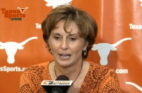 Texas coach Gail Goestenkors resigns after five seasons, will stay in Austin
